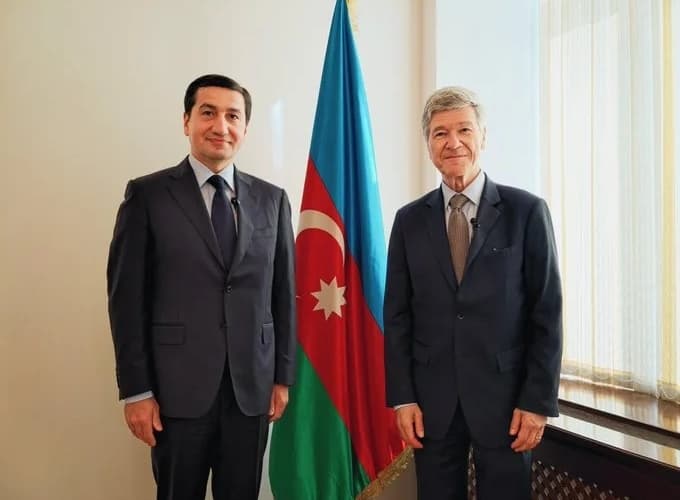 Hikmət Hacıyev Ceffri Saks ilə görüşüb