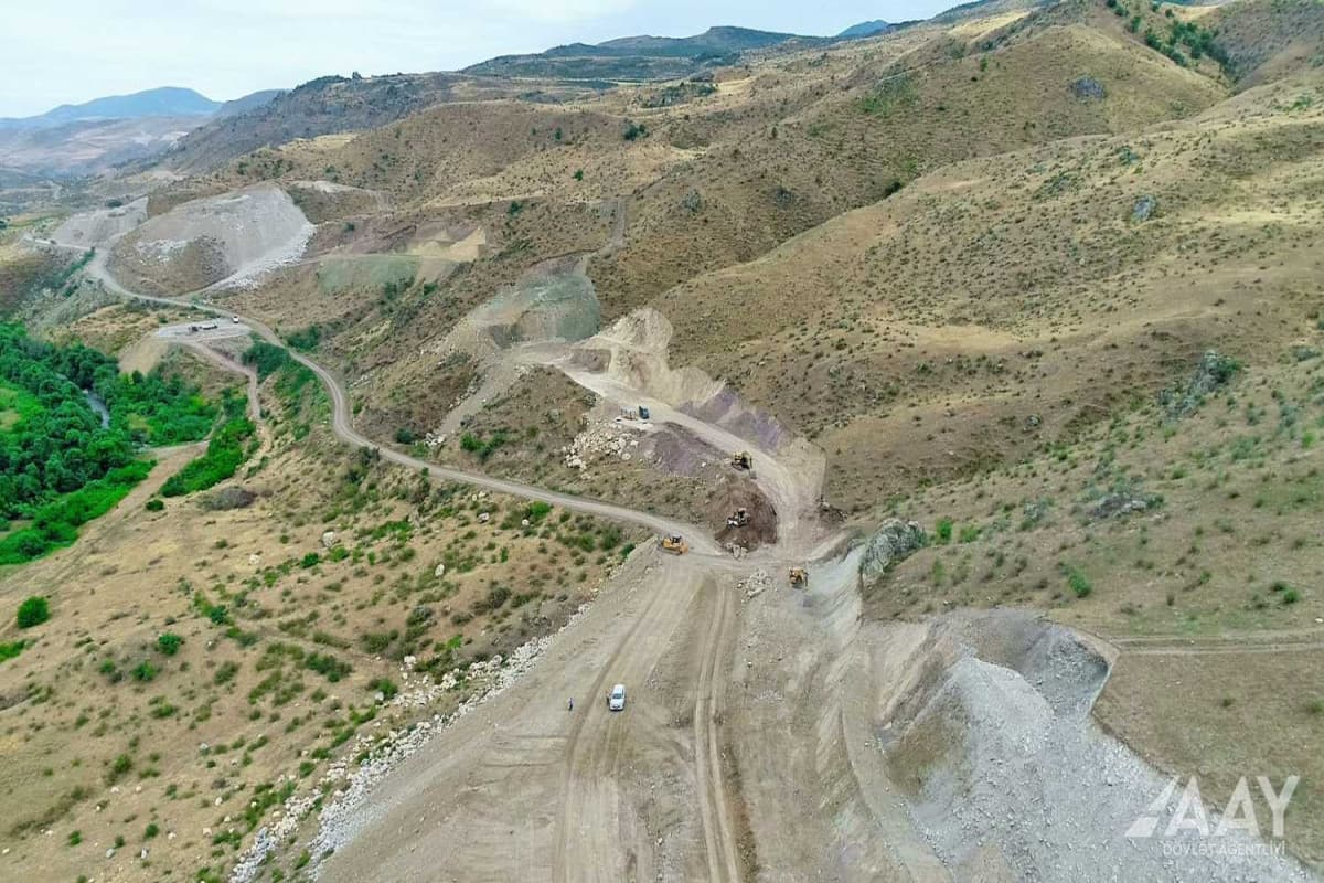 Qubadlı-Eyvazlı avtomobil yolu boyunca geniş miqyaslı tikinti işləri davam etdirilir - FOTO