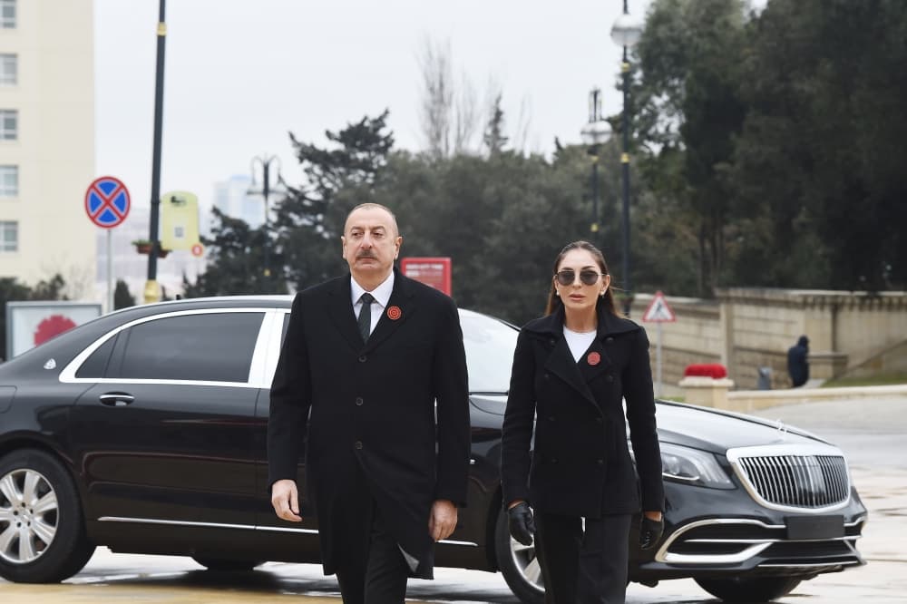 Prezident İlham Əliyev və birinci xanım Mehriban Əliyeva 20 Yanvar faciəsinin 32-ci ildönümü ilə əlaqədar Şəhidlər xiyabanını ziyarət ediblər