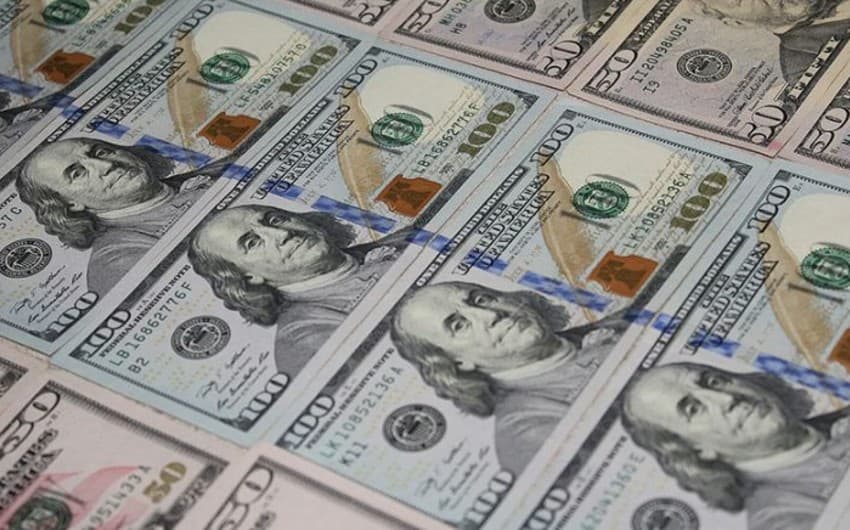 Azərbaycanda nağd dolların alış-satışı – 50%-Ə YAXIN ARTIB