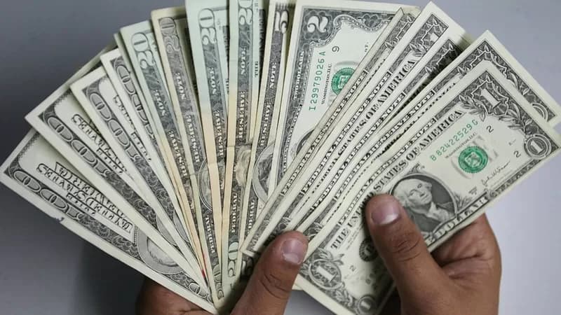 Azərbaycanda əhali banklardan dollar alışını azaldıb