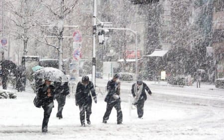 Qarlı havada respublika yollarında baş verən qəzalar: Üç ölüm, 21 xəsarət